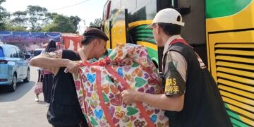 Pramuka Jaksel Turun Tangan di Terminal Lebak Bulus! Bantu Pemudik dan Atur Lalu Lintas Jelang Lebaran