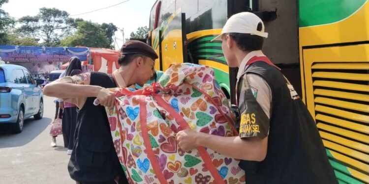 Pramuka Jaksel Turun Tangan di Terminal Lebak Bulus! Bantu Pemudik dan Atur Lalu Lintas Jelang Lebaran