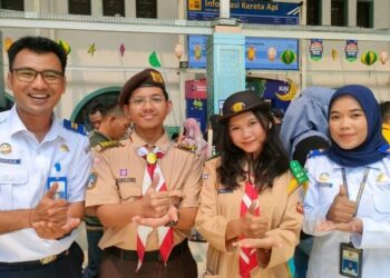 Tiket Bermasalah? Tenang, Ada Personel Kwarcab Jakpus yang Siap Siaga di Stasiun Senen