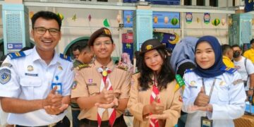 Tiket Bermasalah? Tenang, Ada Personel Kwarcab Jakpus yang Siap Siaga di Stasiun Senen