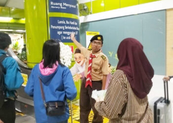 Kawal Menteri Hingga Masuk Gerbong, Anggota Pramuka Jadi “Bintang” di Stasiun Gambir