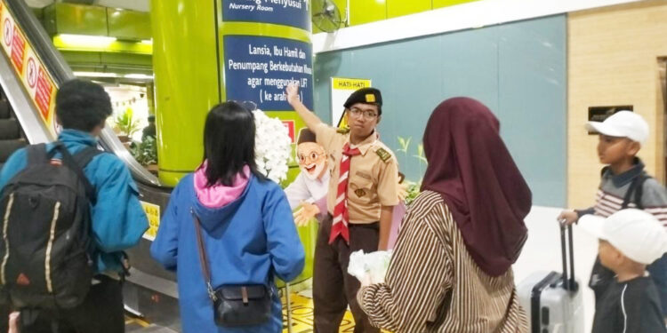 Kawal Menteri Hingga Masuk Gerbong, Anggota Pramuka Jadi “Bintang” di Stasiun Gambir