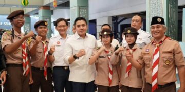 Kunjungi Stasiun Senen, Seskab Teddy Indra Wijaya Sempatkan Sapa Anggota Pramuka Jakarta Pusat