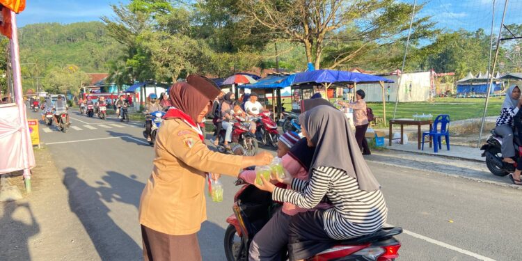 Semangat Berbagi di Ramadan, Pramuli Kwarran Purwojati Tebar Takjil di Sekitar Posko APP KBL