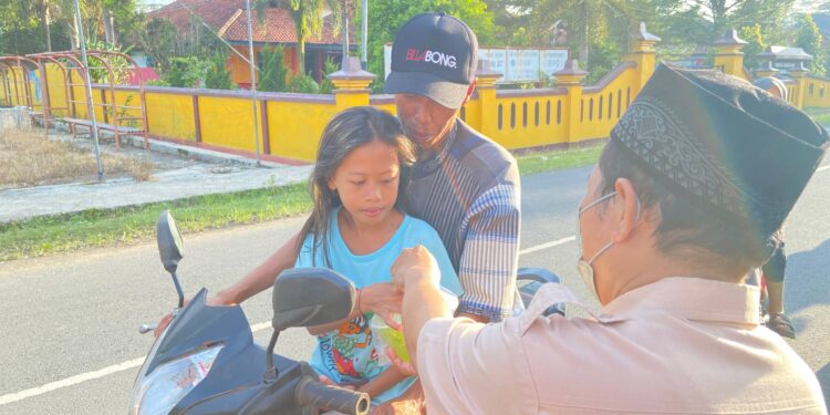 Kolaborasi Penuh Kepedulian, Ka Mabiran Harian dan Ka Kwarran Turun Langsung dalam Pembagian Takjil