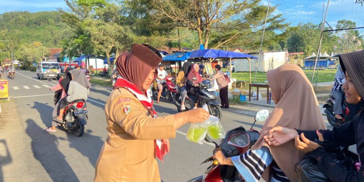 Semangat Berbagi di Ramadan, Pramuli Kwarran Purwojati Tebar Takjil di Sekitar Posko APP KBL