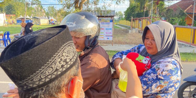 Kolaborasi Penuh Kepedulian, Ka Mabiran Harian dan Ka Kwarran Turun Langsung dalam Pembagian Takjil