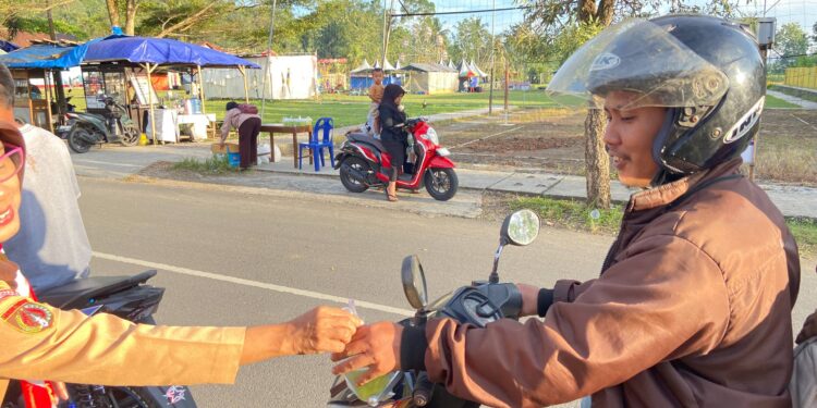 Semangat Berbagi di Ramadan, Pramuli Kwarran Purwojati Tebar Takjil di Sekitar Posko APP KBL