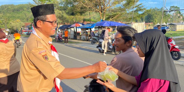 Kolaborasi Penuh Kepedulian, Ka Mabiran Harian dan Ka Kwarran Turun Langsung dalam Pembagian Takjil