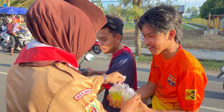 Semangat Berbagi di Ramadan, Pramuli Kwarran Purwojati Tebar Takjil di Sekitar Posko APP KBL