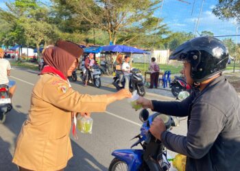 Semangat Berbagi di Ramadan, Pramuli Kwarran Purwojati Tebar Takjil di Sekitar Posko APP KBL