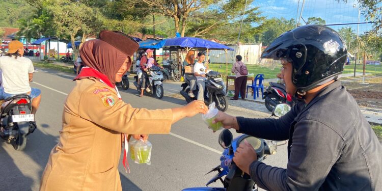 Semangat Berbagi di Ramadan, Pramuli Kwarran Purwojati Tebar Takjil di Sekitar Posko APP KBL