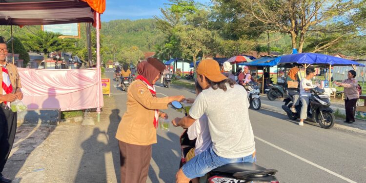 Semangat Berbagi di Ramadan, Pramuli Kwarran Purwojati Tebar Takjil di Sekitar Posko APP KBL