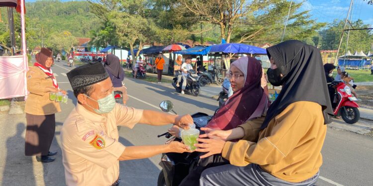Kolaborasi Penuh Kepedulian, Ka Mabiran Harian dan Ka Kwarran Turun Langsung dalam Pembagian Takjil