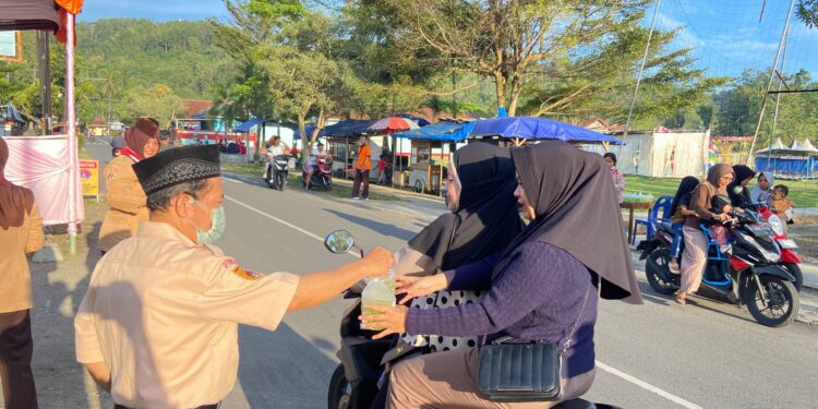 Kolaborasi Penuh Kepedulian, Ka Mabiran Harian dan Ka Kwarran Turun Langsung dalam Pembagian Takjil