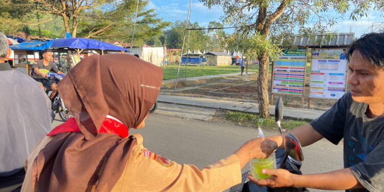 Semangat Berbagi di Ramadan, Pramuli Kwarran Purwojati Tebar Takjil di Sekitar Posko APP KBL