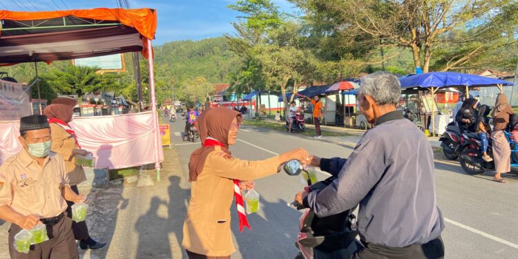 Semangat Berbagi di Ramadan, Pramuli Kwarran Purwojati Tebar Takjil di Sekitar Posko APP KBL