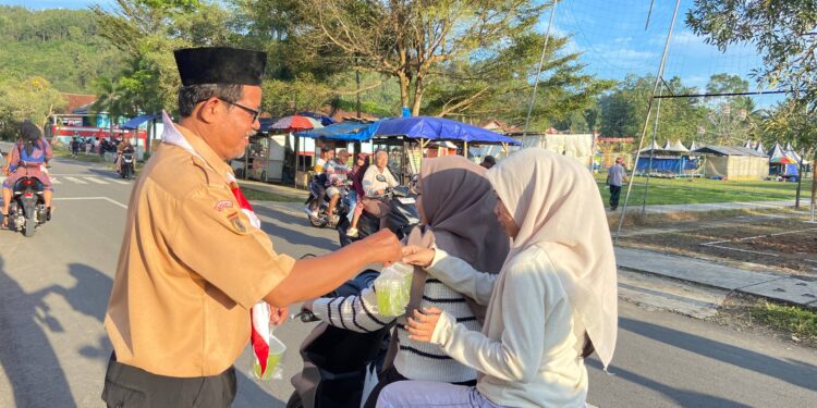 Kolaborasi Penuh Kepedulian, Ka Mabiran Harian dan Ka Kwarran Turun Langsung dalam Pembagian Takjil