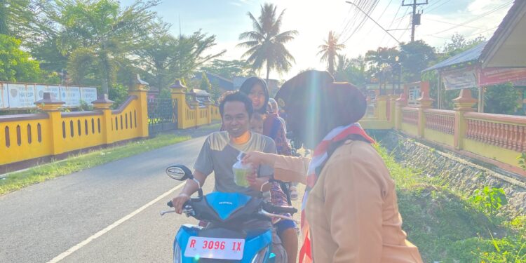 Semangat Berbagi di Ramadan, Pramuli Kwarran Purwojati Tebar Takjil di Sekitar Posko APP KBL