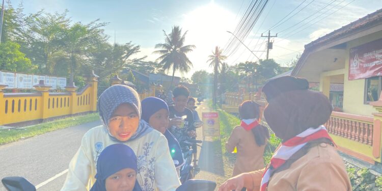 Semangat Berbagi di Ramadan, Pramuli Kwarran Purwojati Tebar Takjil di Sekitar Posko APP KBL