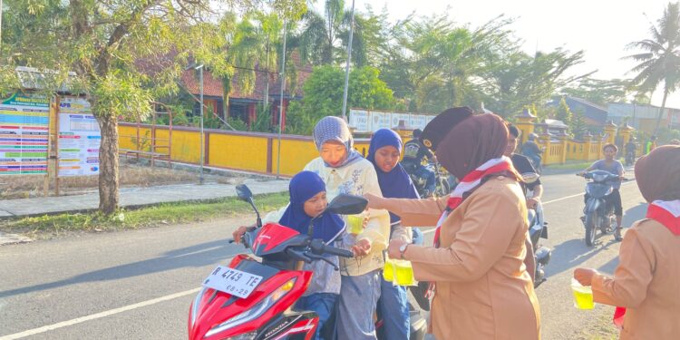Semangat Berbagi di Ramadan, Pramuli Kwarran Purwojati Tebar Takjil di Sekitar Posko APP KBL