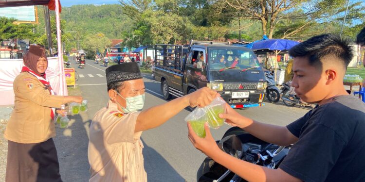 Kolaborasi Penuh Kepedulian, Ka Mabiran Harian dan Ka Kwarran Turun Langsung dalam Pembagian Takjil