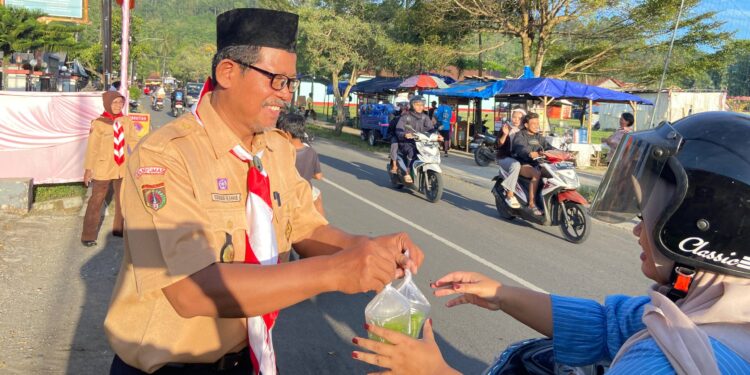 Kolaborasi Penuh Kepedulian, Ka Mabiran Harian dan Ka Kwarran Turun Langsung dalam Pembagian Takjil