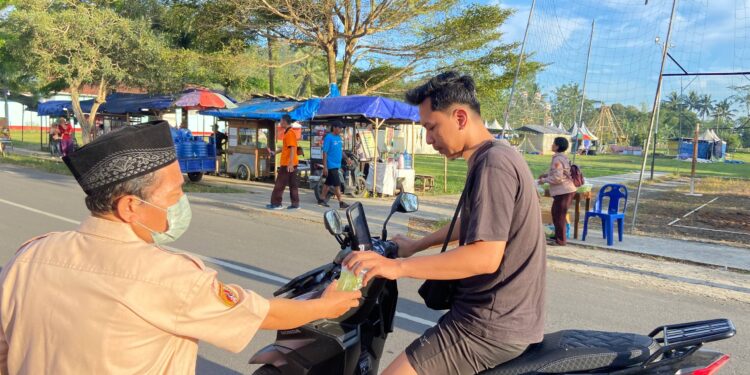 Kolaborasi Penuh Kepedulian, Ka Mabiran Harian dan Ka Kwarran Turun Langsung dalam Pembagian Takjil