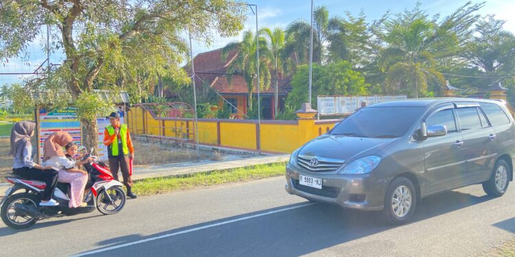 Sigap di Lapangan, Pramuli Kwarran Purwojati Kembali Atur Arus Lalu Lintas di Sekitar Posko APP KBL