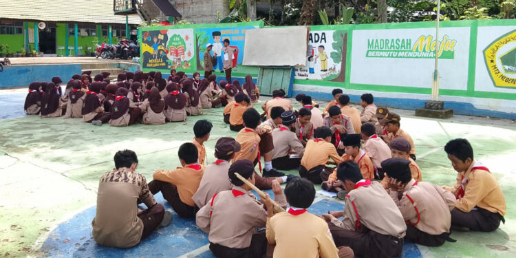 Asah Ketangkasan, Pramuka MTsN 6 Tabalong Dalami Materi Sandi Morse pada Latihan Rutin Kepramukaan Mingguan