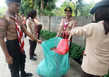 Semangat Pramuka Peduli Kwarran Cileungsi Adakan Giat Bersih-bersih Lingkungan