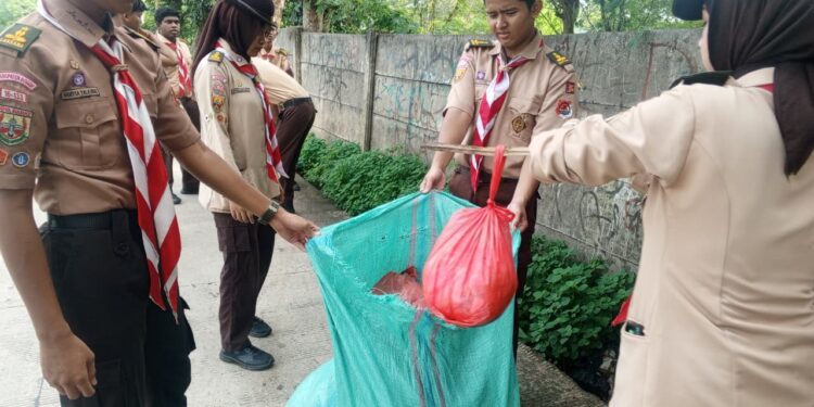 Semangat Pramuka Peduli Kwarran Cileungsi Adakan Giat Bersih-bersih Lingkungan