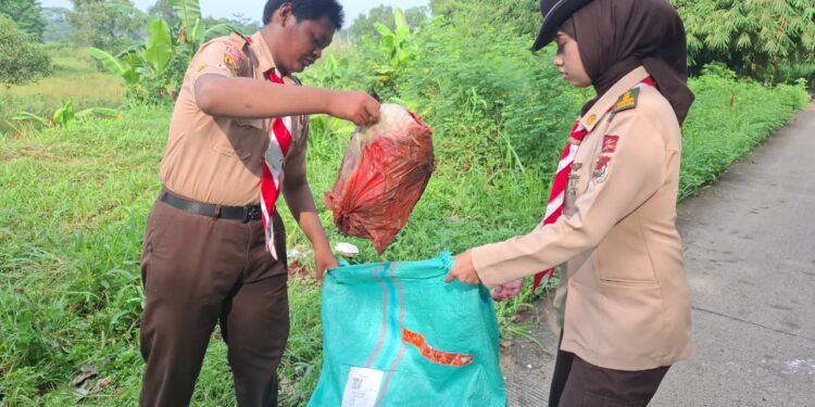 Semangat Pramuka Peduli Kwarran Cileungsi Adakan Giat Bersih-bersih Lingkungan