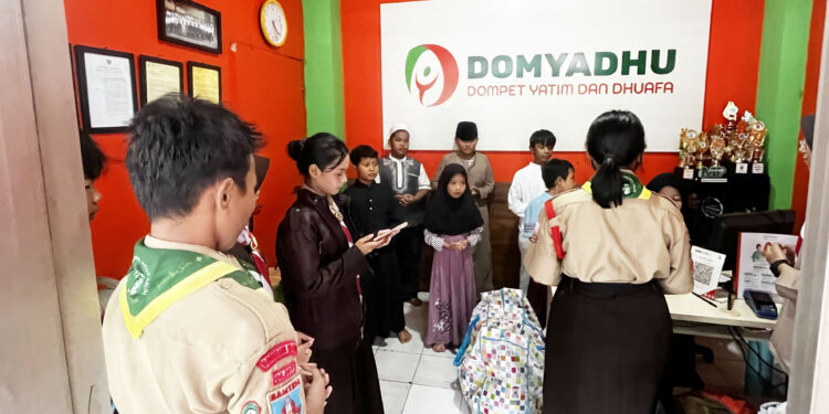 Tumbuhkan Empati Lewat Berbagi, Pramuka K.H. Agus Salim Galang Dana dan Salurkan Donasi
