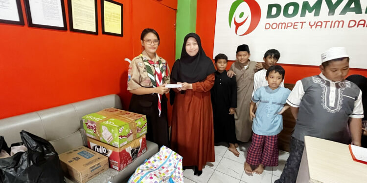 Tumbuhkan Empati Lewat Berbagi, Pramuka K.H. Agus Salim Galang Dana dan Salurkan Donasi