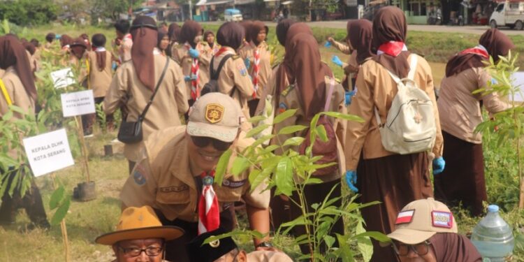 Pramuka Penegak dan Pandega Kota Serang Semarakan Kegiatan Penanaman Pohon dan Susur Sungai Kwarda Banten
