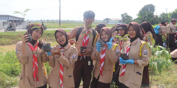 Pramuka Penegak dan Pandega Kota Serang Semarakan Kegiatan Penanaman Pohon dan Susur Sungai Kwarda Banten