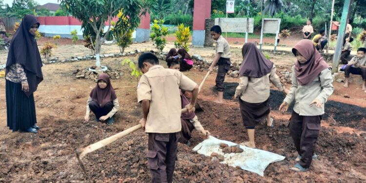Tumbuhkan Semangat Kemandirian, Pramuka SD Inpres 3/77 Masago Ubah Lahan Tidur Jadi Kebun Sayur Produktif