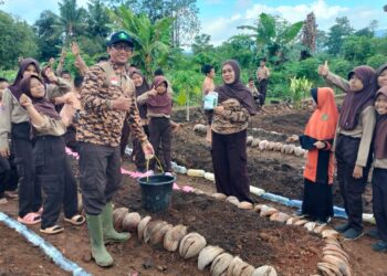 Tumbuhkan Semangat Kemandirian, Pramuka SD Inpres 3/77 Masago Ubah Lahan Tidur Jadi Kebun Sayur Produktif