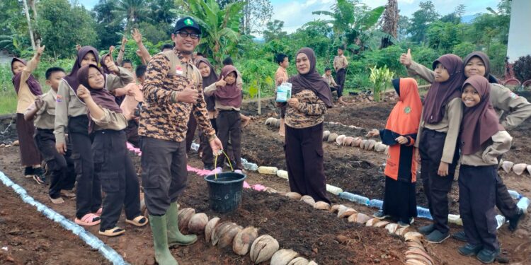 Tumbuhkan Semangat Kemandirian, Pramuka SD Inpres 3/77 Masago Ubah Lahan Tidur Jadi Kebun Sayur Produktif