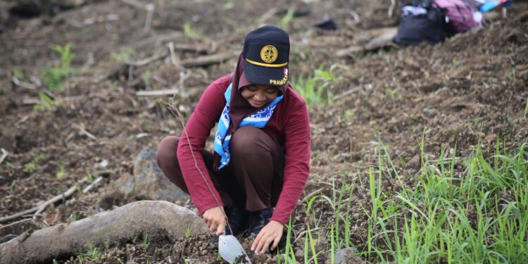 Dukung Kelestarian Lingkungan Pasca Banjir Bandang Gunung Malang, Kwarcab Purbalingga Terjunkan Personil Ikuti Penghijauan