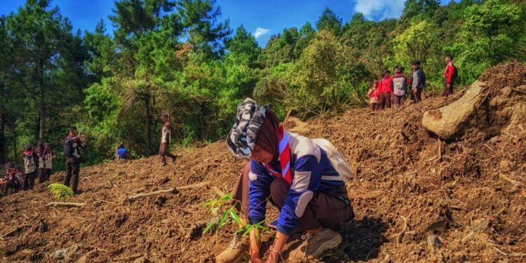Dukung Kelestarian Lingkungan Pasca Banjir Bandang Gunung Malang, Kwarcab Purbalingga Terjunkan Personil Ikuti Penghijauan