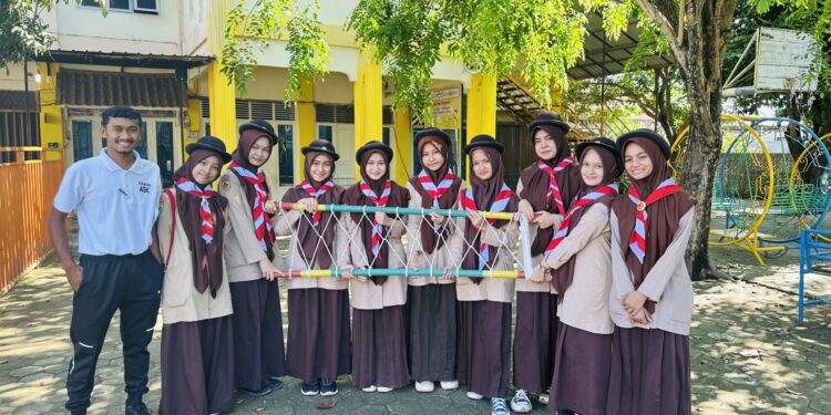 Penggalang SMPIK Nurul Quran Aceh Tempuh TKU dan TKK Melalui Simulasi Penjelajahan Bersama Pramuka MAN 2 Banda Aceh