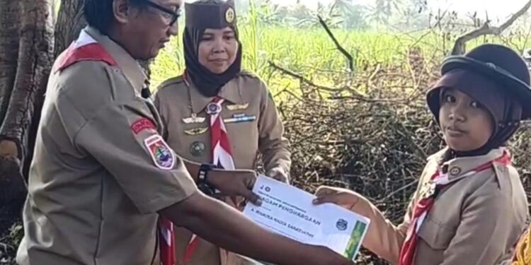 Dedikasi di Bulan Suci: Penggalang SD Inpres 3/77 Masago Raih Badge dan Piagam Karya Bakti Lebaran