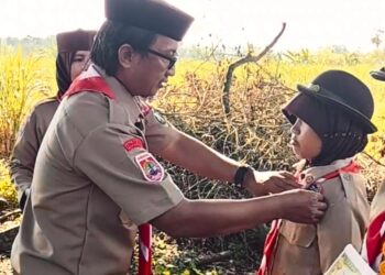 Dedikasi di Bulan Suci: Penggalang SD Inpres 3/77 Masago Raih Badge dan Piagam Karya Bakti Lebaran
