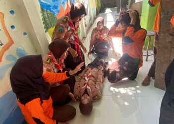 Pramuka Brigade Penolong 13.14 Pasuruan Gelar Simulasi Kesiapsiagaan Bencana di SMAN 1 Gondangwetan