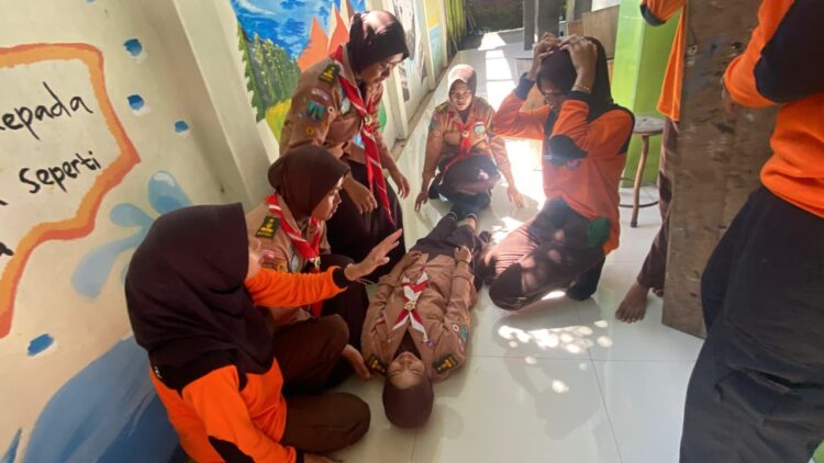 Pramuka Brigade Penolong 13.14 Pasuruan Gelar Simulasi Kesiapsiagaan Bencana di SMAN 1 Gondangwetan