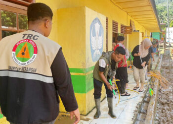 Pramuka Peduli Terjun Langsung Bantu Warga Terdampak Banjir di Merangin