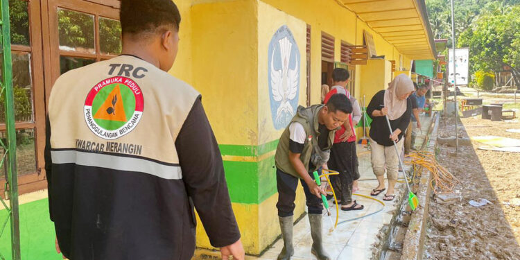Pramuka Peduli Terjun Langsung Bantu Warga Terdampak Banjir di Merangin