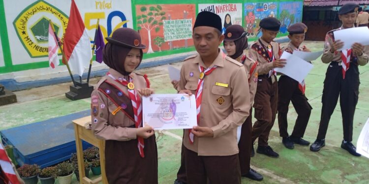 Sumbang Prestasi, Kontingen Matsanata Serahkan Trophy Juara 2 Senam Semaphore kepada Ka Mabigus MTsN 6 Tabalong